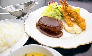 写真：ハンバーグエビフライセット